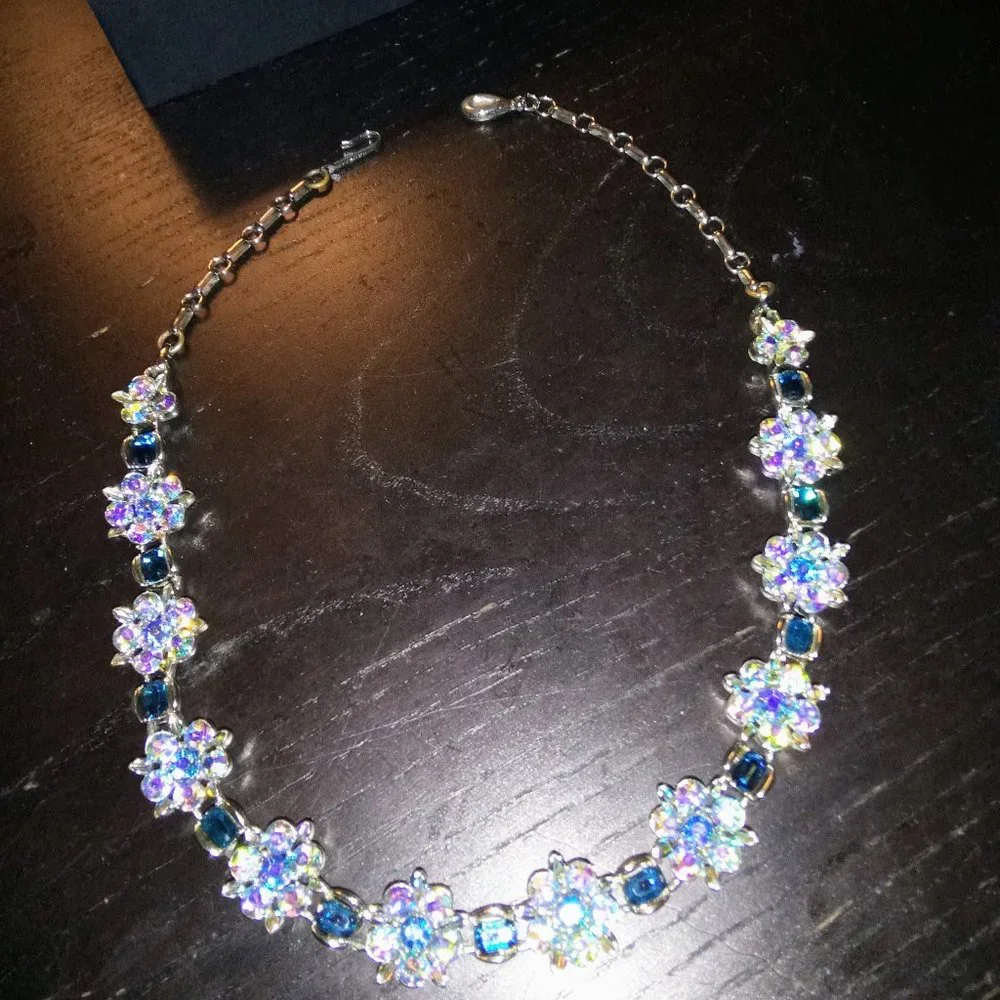 Vintage Beautiful Lisner Blue Aurora Borealis Crystal Lisner Necklace Signed.